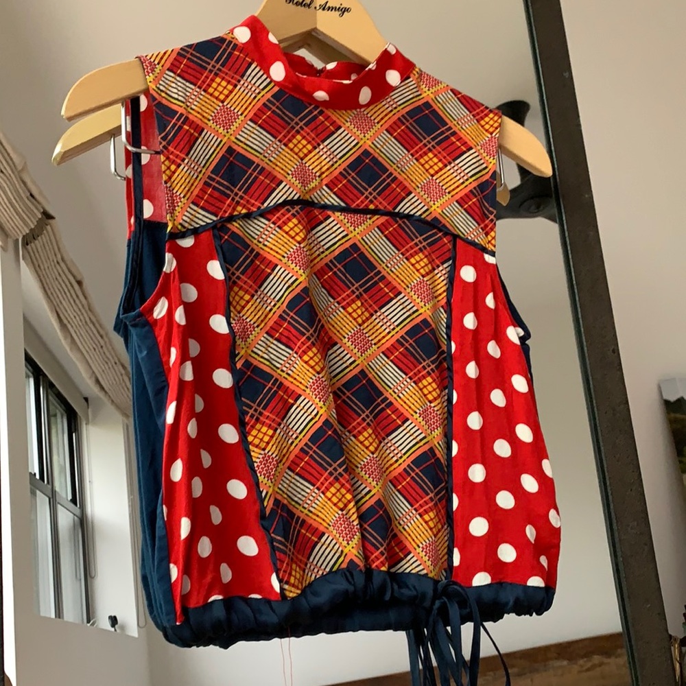🦄 Anthropologie sleeveless top with drawstring